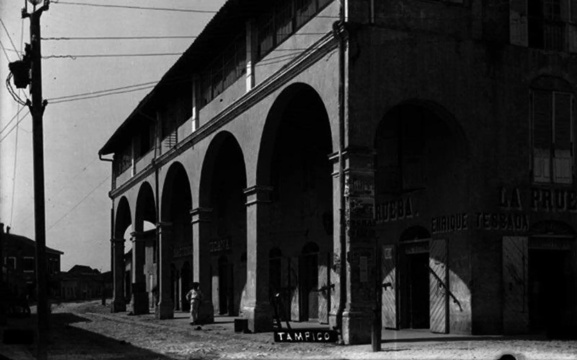 En esta imagen de la calle Ribera de 1908 se aprecian ya los portales de Tampico | Mediateca INAH